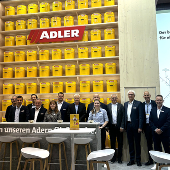 Für die Kunden und Interessenten da: Das ADLER-Team auf der Messe HOLZ in Basel.  | © ADLER