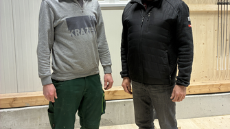 ADLER-Berater Hans-Jürgen Benzinger (re.) empfahl Juniorchef Michael Krazer (li.) das neue Beschichtungsverfahren. | © Krazer Fensterbau
