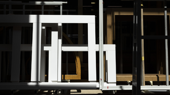 … Fenster in allen Formen und Farben mit Beschichtungen von ADLER gefertigt.  | © Huber Fenster AG